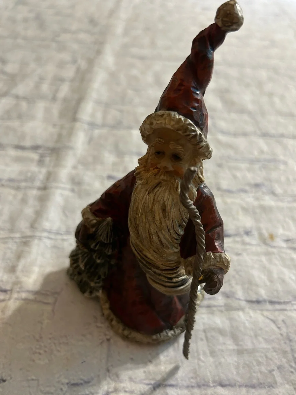 CHRISTMAS (2007) SANTA CLAUS-COUNTRY OLD FASHION FIGURINE CHRISTMAS TREE & STICK